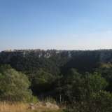 Proseguiamo sul sentiero che a un certo punto si allarga raggiungendo un ampio spiazzo da cui � possibile ammirare il panorama della gravina da un�altra angolazione